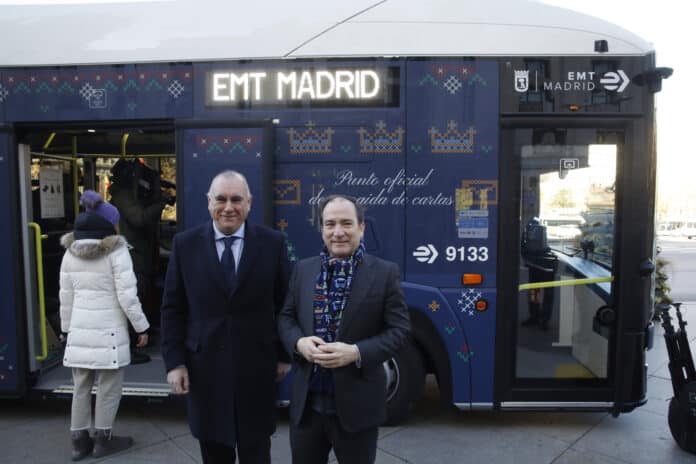 El delegado de Urbanismo, Medio Ambiente y Movilidad, Borja Carabante, y el Director Gerente de EMT Madrid, Alfonso Sánchez Vicente, junto al autobús de la Navidad de EMT Madrid