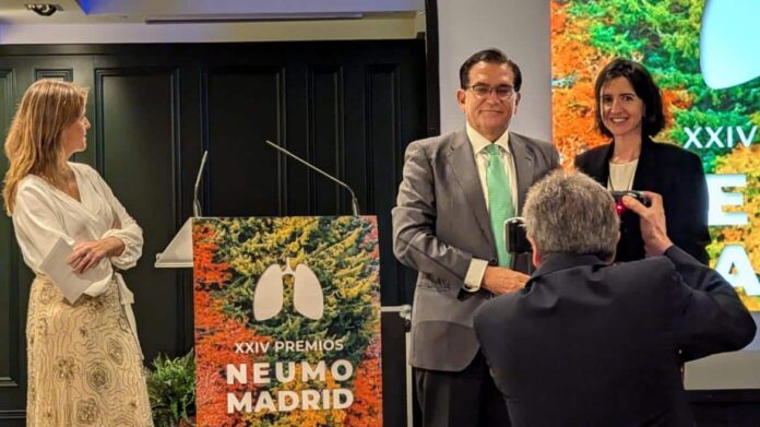 Entrega del premio a Luis Puente, jefe de Neumología del Hospital Gregorio Marañón