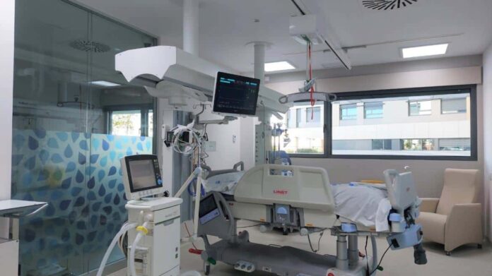 cama de hospital en una unidad de cuidados intensivos