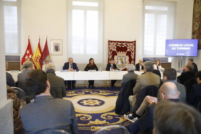 La concejala delegada de Turismo, Almudena Maíllo, preside la sesión del Consejo Local de Turismo