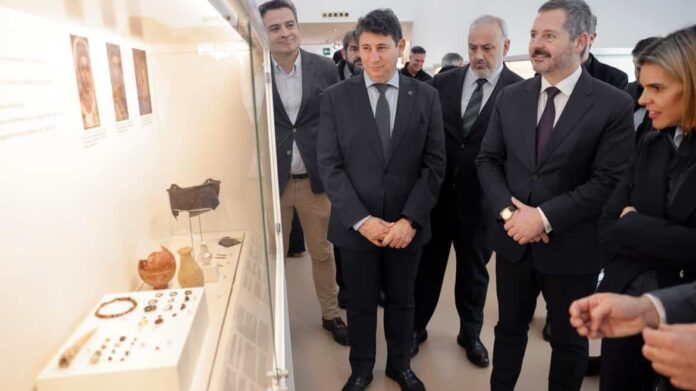 El consejero Mariano de Paco Serrano durante la inauguración de Antiquarium Complutum
