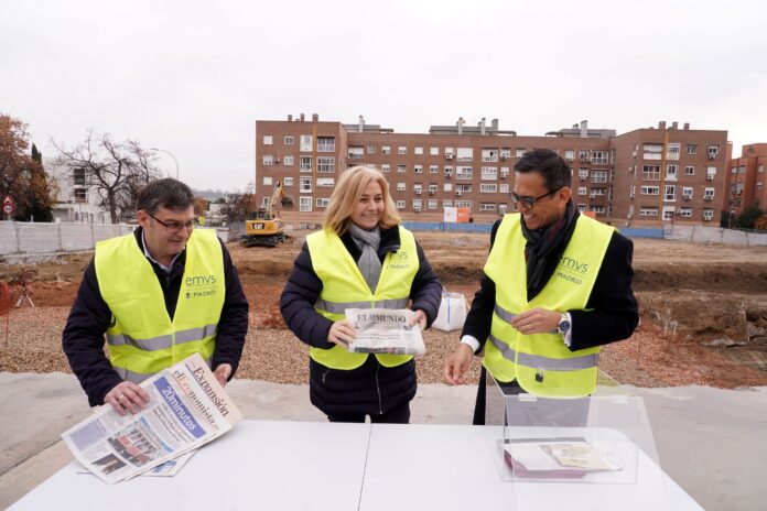 La vicealcaldesa de Madrid, Inma Sanz, acompañada por el delegado de Políticas de Vivienda y presidente de EMVS Madrid, Álvaro González, y el concejal del distrito, Orlando Chacón, pone la primera piedra de la nueva promoción