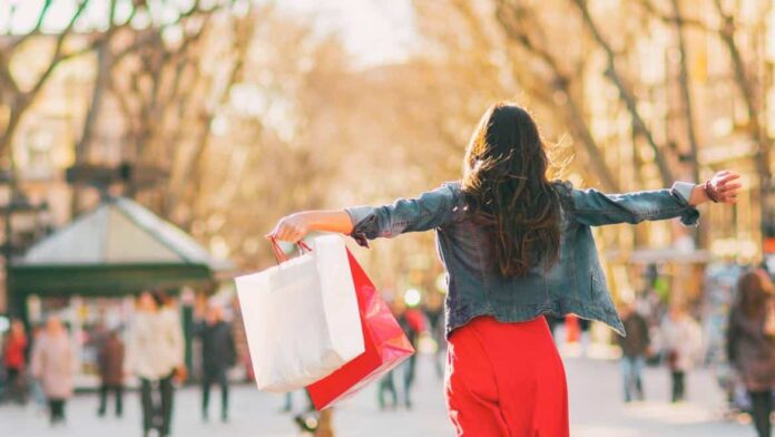 mujer con bolsas de compras
