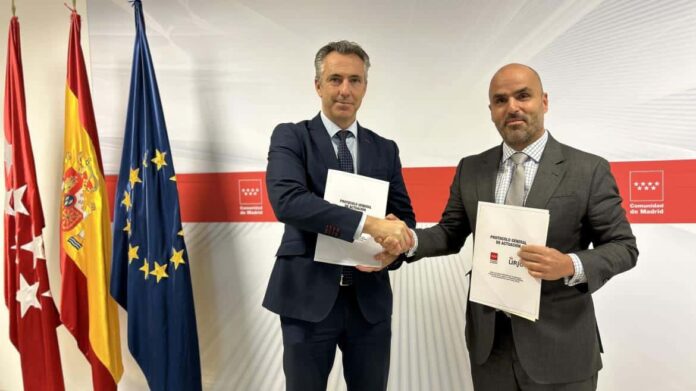 El consejero Carlos Novillo durante la firma de un protocolo de colaboración con la Universidad Rey Juan Carlos 