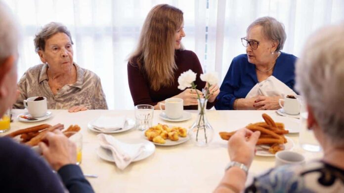 La consejera Ana Dávila durante su visita a la Residencia Amavir Villaverde