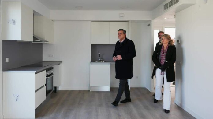 El consejero Jorge Rodrigo durante la entrega de nuevas viviendas del Plan Vive en Getafe