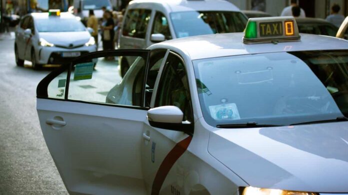 Transporte a demanda taxi Madrid puerta abierta