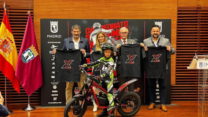 La concejala delegada de Deporte, Sonia Cea, junto al presidente de la Federación de Motociclismo de Madrid, José Carlos Lorente, y el CEO de X-Trial Madrid, Rodrigo Castro en la presentación del Campeonato del Mundo FIM de X-Trial, que se celebrará el próximo 21 de diciembre en el Palacio de Vistalegre