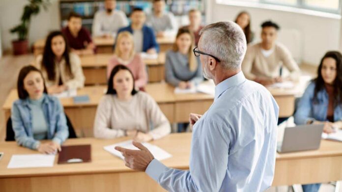 Profesor impartiendo clase