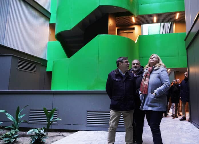La vicealcaldesa, Inma Sanz, acompañada del delegado de Políticas de Vivienda y presidente de EMVS Madrid, Álvaro González, y del concejal de Vicálvaro, Ángel Ramos, visita la promoción Cañaveral 5 en Vicálvaro