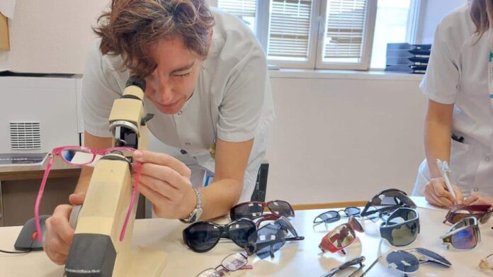 Las gafas son seleccionadas y graduadas en el Hospital Clínico San Carlos para presbicia y miopía simple