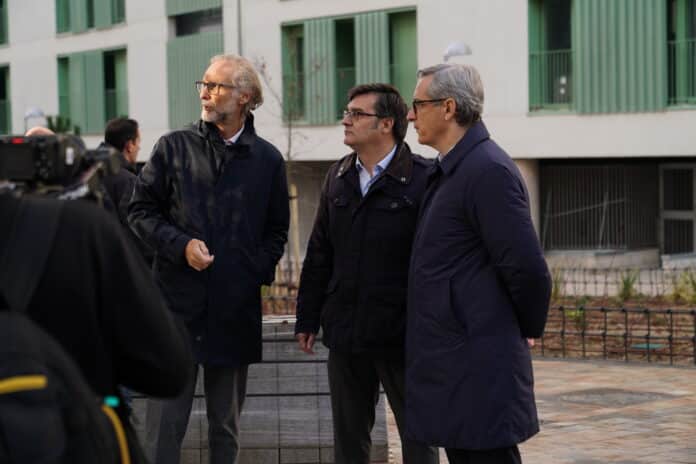 Visita del delegado de Políticas de Vivienda y presidente de EMVS Madrid, Álvaro González, a las obras de reurbanización de la colonia de Nuestra Señora de los Ángeles