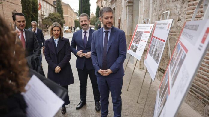 Los consejeros Miguel Ángel García Martín y Mariano de Paco Serrano en los históricos pórticos de la sede judicial de Alcalá de Henares