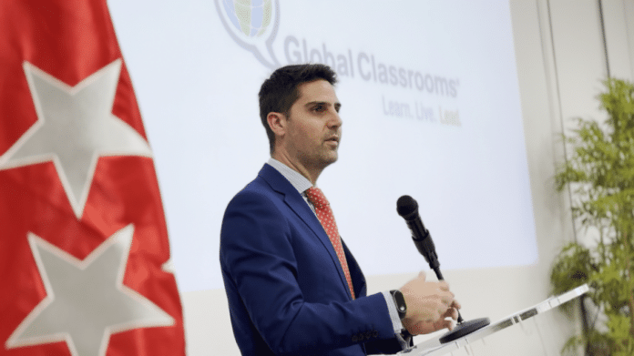 El consejero Emilio Viciana en la celebración del 20 aniversario del programa de debate escolar en inglés Global Classrooms