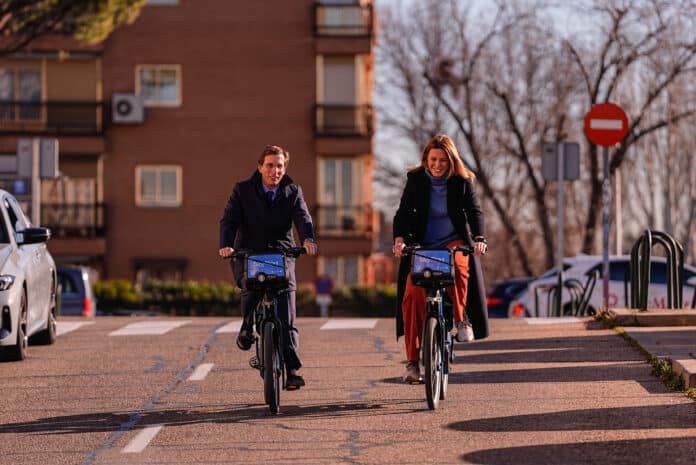 El alcalde de Madrid, José Luis Martínez-Almeida, y la alcaldesa de Pozuelo de Alarcón, Paloma Tejero, esta mañana en el anuncio de los planes de expansión de bicimad a Pozuelo de Alarcón