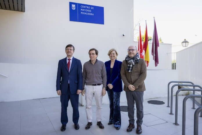 Martínez Páramo, Almeida, García Romero y Sánchez en la inauguración del Centro de Mayores Mirasierra