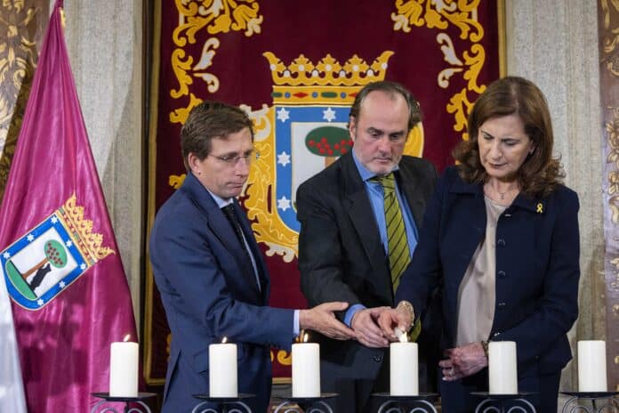 El alcalde encendiendo la cuarta de las seis velas en memoria de las víctimas del holocausto