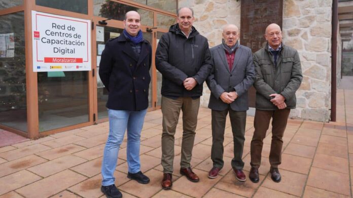 Miguel López-Valverde durante su visita al Centro de capacitación digital de Moralzarzal 1