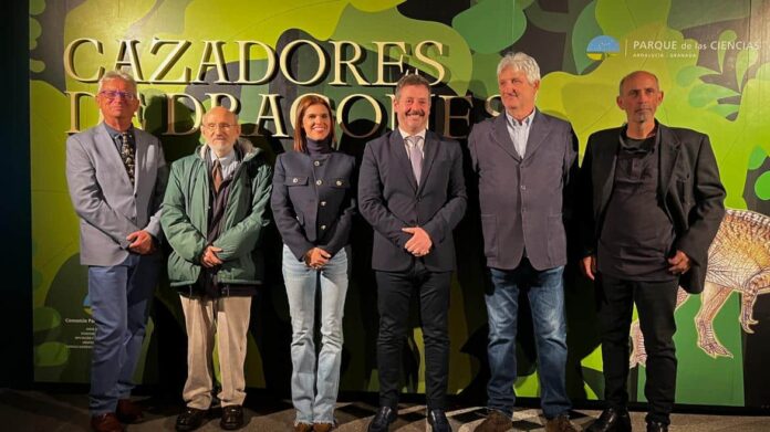 El consejero Mariano de Paco Serrano durante su visita a la muestra Cazadores de Dragones