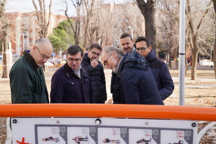 El delegado de Políticas de Vivienda y presidente de EMVS Madrid, Álvaro González, acompañado del concejal del distrito, Orlando Chacón, en su visita a las obras de regeneración urbana de San Nicolás-Arechavaleta en Villaverd