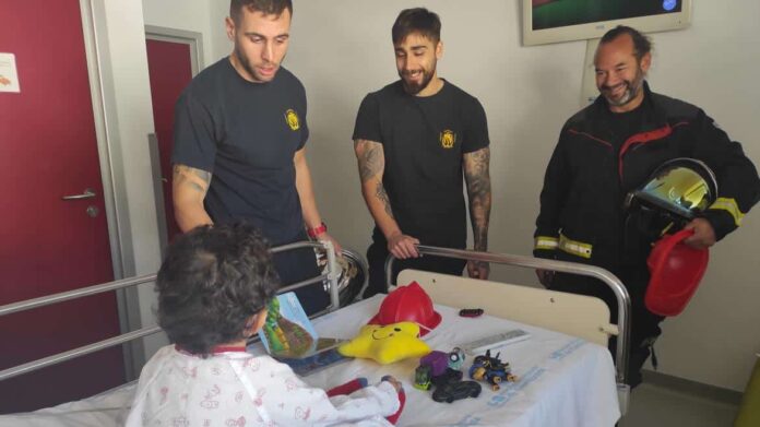 Bomberos visitan un hospital