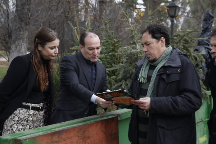 Carabante y Levy en el inicio de la campaña de recogida de abetos navideños
