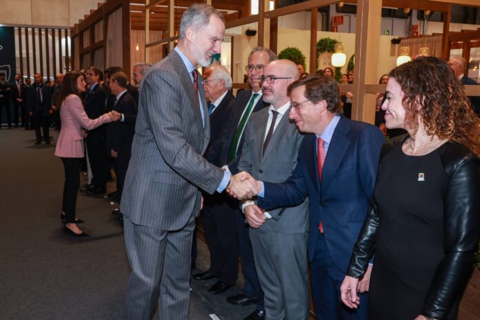 El alcalde de Madrid, José Luis Martínez-Almeida, con el rey durante la inauguración de la 54º edición de la Feria Internacional de Turismo en IFEMA Madrid (Imagen: Casa Real)