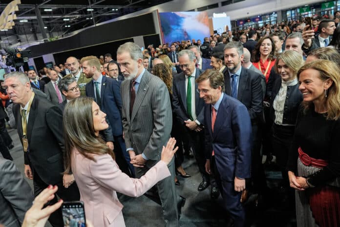 El alcalde de Madrid, José Luis Martínez-Almeida, la delegada de Cultura, Turismo y Deporte, Marta Rivera de la Cruz, y la concejala delegada de Turismo, Almudena Maíllo, con los reyes durante la inauguración de la 54º edició