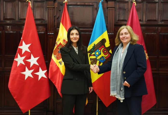 Sanz dando la mano a la vicealcaldesa de Chisináu (Moldavia)