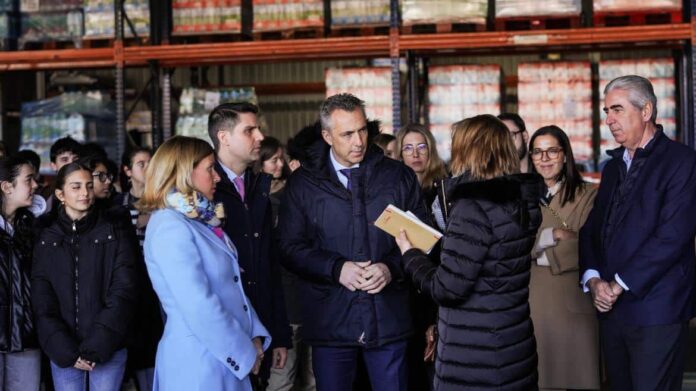 Los consejeros Emilio Viciana y Carlos Novillo durante su visita a una de las actividades del programa de Economía Circular 