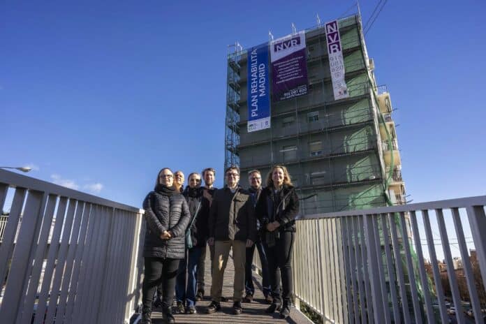 El delegado de Políticas de Vivienda y presidente de la Empresa Municipal de la Vivienda y Suelo (EMVS Madrid), Álvaro González, durante la visita al edificio situado en el paseo de Santa María de la Cabeza 