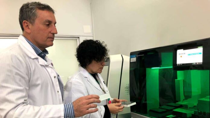 Profesionales sanitarios investigando en el laboratorio