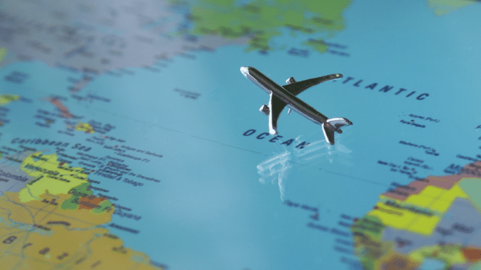 Imagen de un avión sobre un mapa