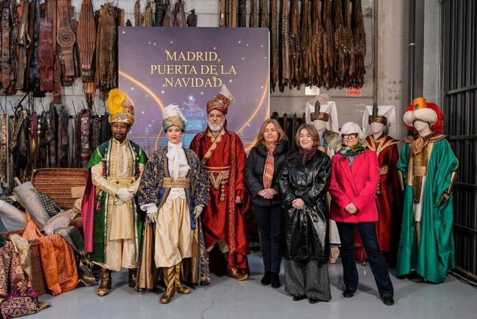La vicealcaldesa de Madrid y alcaldesa en funciones, Inma Sanz, y la delegada de Cultura, Turismo y Deporte, Marta Rivera de la Cruz, junto a los pajes reales durante la presentación de la cabalgata de Reyes 2025