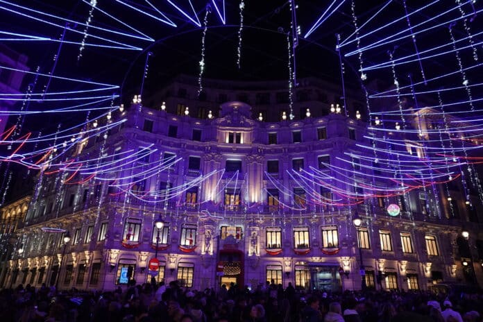 La Puerta del Sol iluminada y llena de visitantes