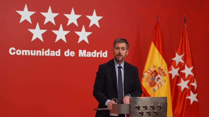 El portavoz Miguel Ángel García Martín atiende a los medios de comunicación desde la Real Casa de Correos