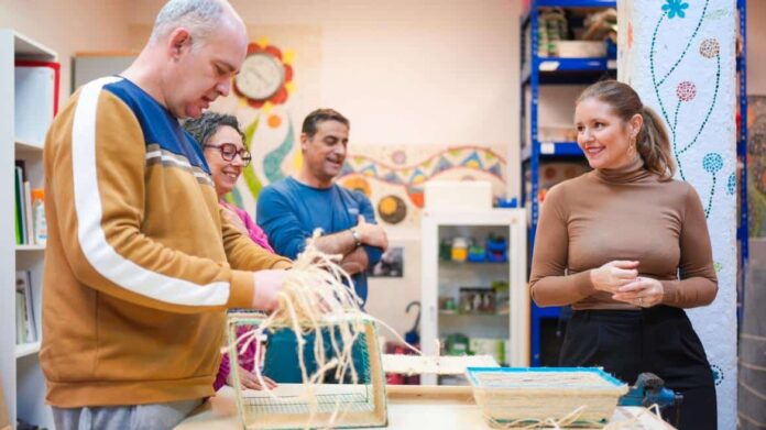 La consejera Ana Dávila durante su visita al Centro de Rehabilitación Laboral Villaverde