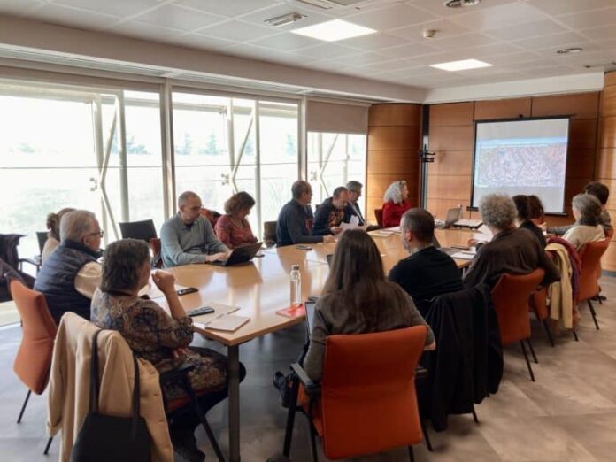 El pasado 29 de noviembre se celebraba la primera sesión del Observatorio Técnico, a la que asistieron representantes de distintas universidades, centros de investigación y entidades sociales, cuya actividad pivota en torno a la agricultura urbana.