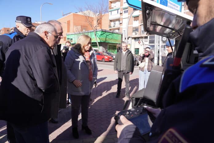 Inma Sanz en plaza Elíptica supervisando el funcionamiento de las nuevas cámaras de videovigilancia