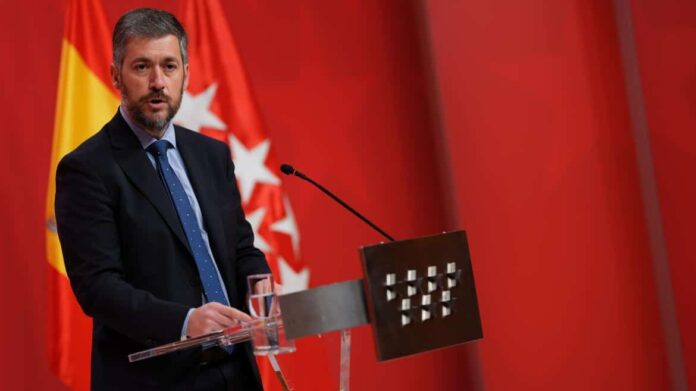 El consejero Miguel Ángel García Martín atendiendo a los medios de comunicación