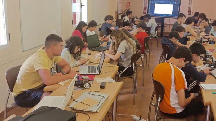 chavales_con_ordenadores_en_clase