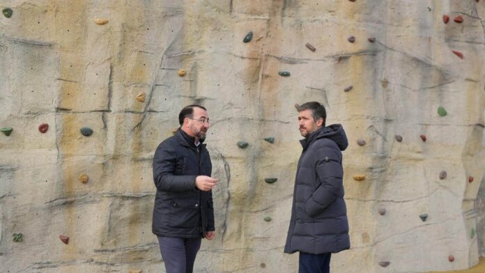El consejero Miguel Ángel García Martín durante su visita en Colmenar Viejo al Parque de los Héroes