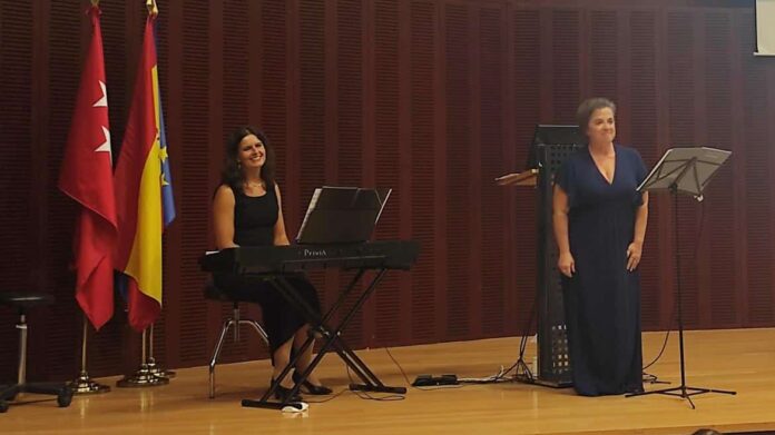 Cantante y pianista en un escenario