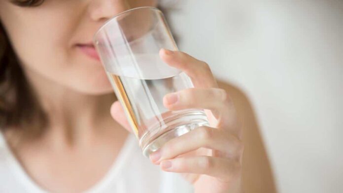 Una mujer tomando agua