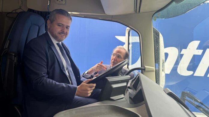 El consejero Jorge Rodrigo durante su visita a la sede de la logística Ontime 