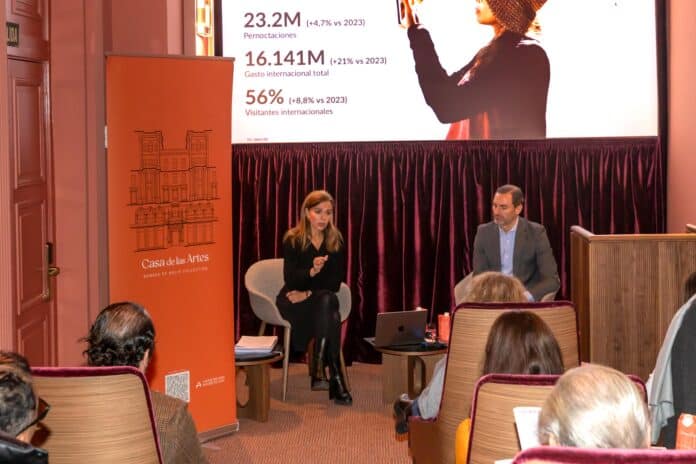La concejala delegada de Turismo, Almudena Maíllo, durante el desayuno informativo en el que ha hecho balance turístico de Madrid en 2024 y ha presentado las líneas maestras y novedades del área para 2025