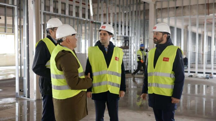 El consejero Emilio Viciana durante su visita a las obras de construcción del colegio público de El Cañaveral