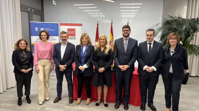 La consejera Rocío Albert durante la firma de un convenio de colaboración con el Ayuntamiento de Madrid