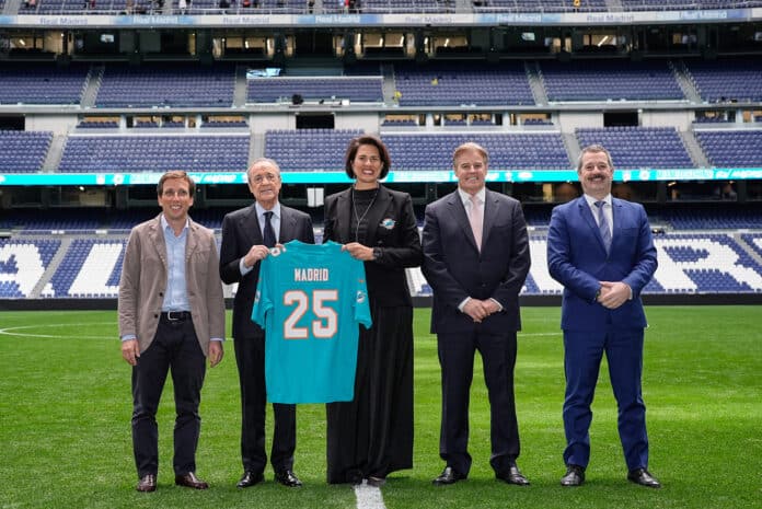El alcalde de Madrid, José Luis Martínez-Almeida, durante la presentación celebrada esta mañana en el Bernabéu