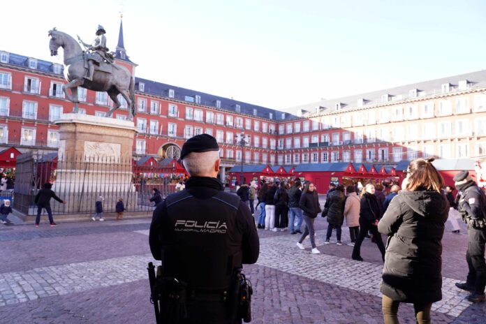 Foto de archivo de un agente de Policía Municipal en la Plaza Mayor en diciembre de 2024